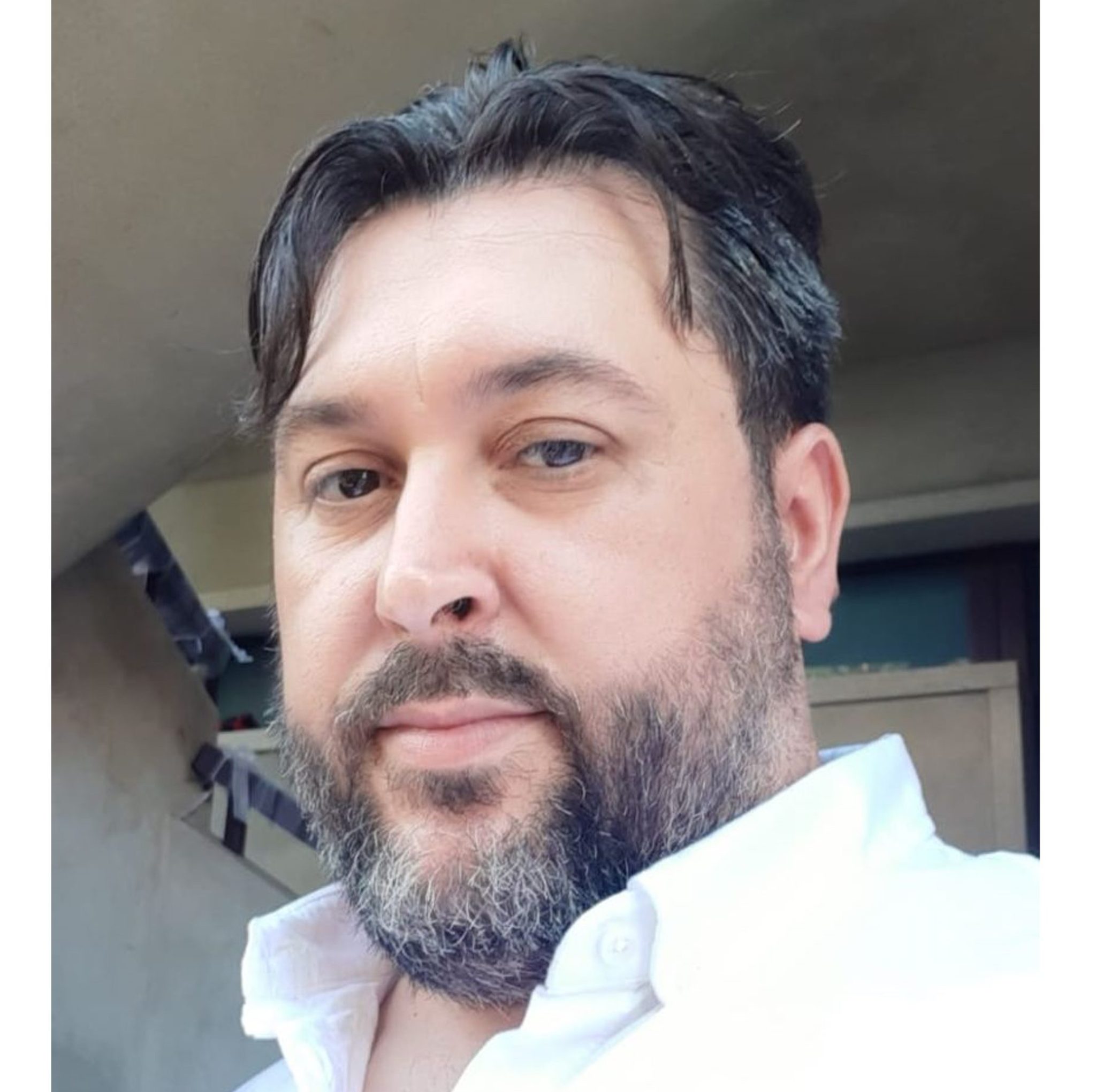 Me_2-e1707933386968-2048×2042